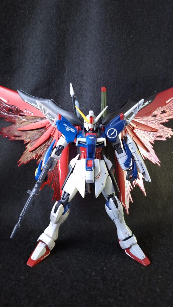 024年にデスティニーガンダムを塗るにあたって選択を求められるのはやはり本体色。SpecⅡになる前からホワイトではなくグレー寄りだったと認知されたため、クレオスでは一番ホワイトに近い灰色と言える灰色9号を使用しました。白サフではほぼホワイト、グレーサフでは灰色と下地だけでSpecⅡとの塗り分けができる……という目論見だったのですが、残念ながら見比べてすぐ分かるほどの差は出なかったのでSpecⅡ側は明灰白色で上塗り。その他の色もSpecⅡ側が比較的暗くなるように色を選んでいきました。アンテナ中央や口部分の赤は私では半分で塗り分けるのは難しいと判断、中間的な明るさの色で塗装しています。この小さなパーツ2つを塗ったところでちょうどスプレーの中身が終了しました。