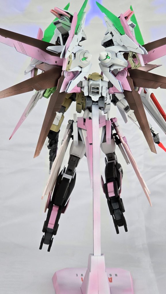 バックショット📸肩と背中に小ぶりのGNドライヴを4基装備している設定ですMGフリーダムの羽とAGEIIマグナムの肩(ファンネル込)を混ぜ、髪の色をイメージして塗装しました🎨分かりにくいですが、本人の髪の茶色部分はほんのりピンクがかっているので白下地→ピンク→レッドブラウン→クリスタルルビーをグラデーションを意識して重ね塗りしました