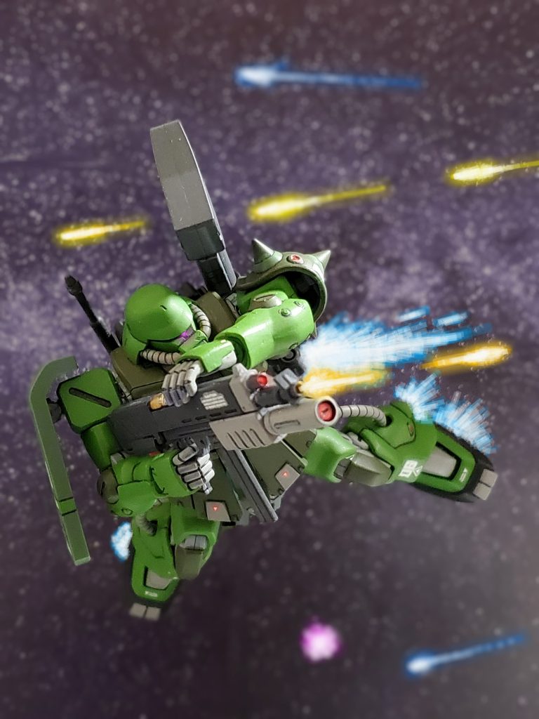 戦闘エリアに現れたジム・ナイトメアを即座に危険と察知したのか戦闘フォーメーションを変えてくるジオンMS部隊❕その対応の速さから、修羅場を潜り抜けてきた猛者たちであると相手の力量を再確認するブラン中尉👍️✨その中でもザクの後期型と思われる機体は、ナイトメアに対して鋭い射撃を叩き込んでくる💥🔫どうやらジオン部隊の中心は、このザクのようだ💡