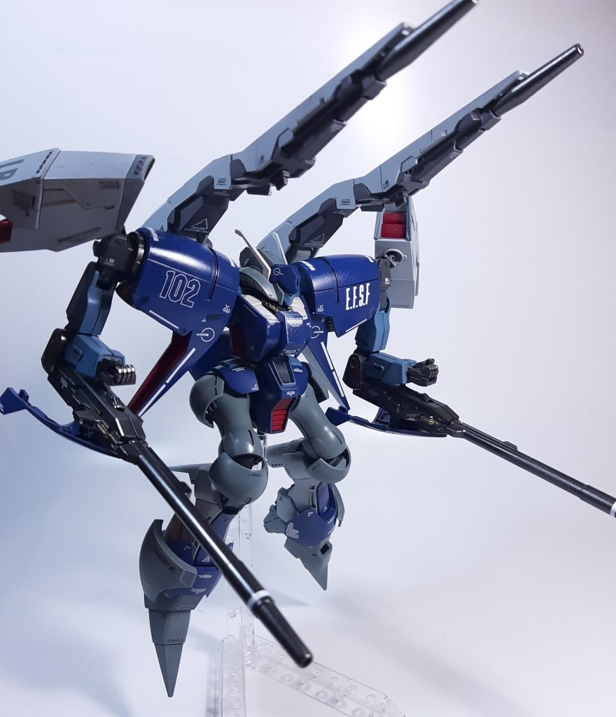 今回、最後の最後でやらかしました。つや消しトップコートスプレーをしたところ、めちゃくちゃ白化してしまい大惨事になりました(´・ω・`)仕方なく、光沢トップコートでリカバリーしましたが、白化しすぎた部分は元に戻らず・・・。原因は、前回のZZガンダムの時にしっかり撹拌せずにスプレーしてしまい、つや消しにならなかったスプレーの残りを使用したために、沈殿したつや消し成分が多く残ってしまい、それを使用したために起こってしまいました。みんなはしっかりと撹拌してスプレーしようね!