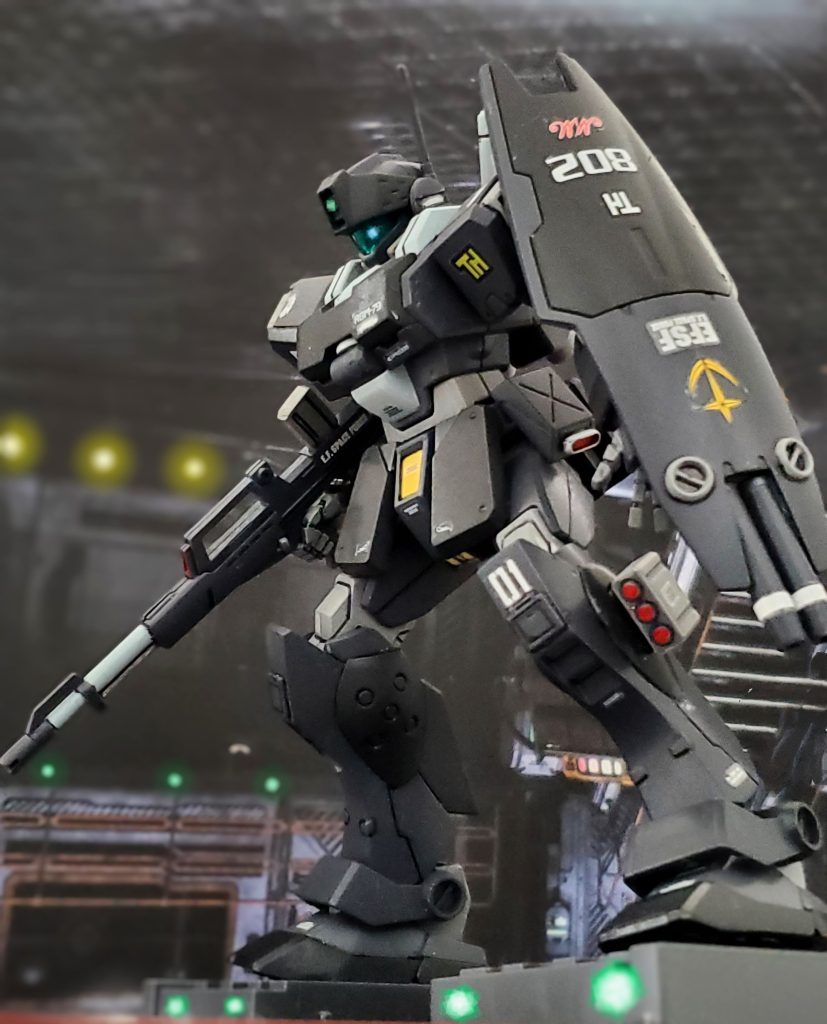 戦況に苛立つバスク少佐は、ブラン中尉にも出撃を命ずる😠❗サンダーホース左舷デッキで発艦準備に入るRGM-79NM ジム・ナイトメア🤩✨ブラン中尉はコクピットで発艦シークエンスを進めながら現在の状況を整理していた🤔終戦協定により鎮圧目的といえど不審船に対し停戦勧告もなしに戦闘を仕掛けるのは協定違反❌そしてグワジン級の護衛部隊の実力はエース部隊クラス❕この事から重要な要人を乗せた艦艇であると推測される😔さらにジャミトフ大佐はザビ家根絶を唱える一派の中核❕そして今日はザビ家遺児の連邦政府への引き渡し日📅…😔💦これらの事からブラン中尉は本作戦がザビ家遺児の抹殺を目的とした極秘作戦であると分析する👀💡