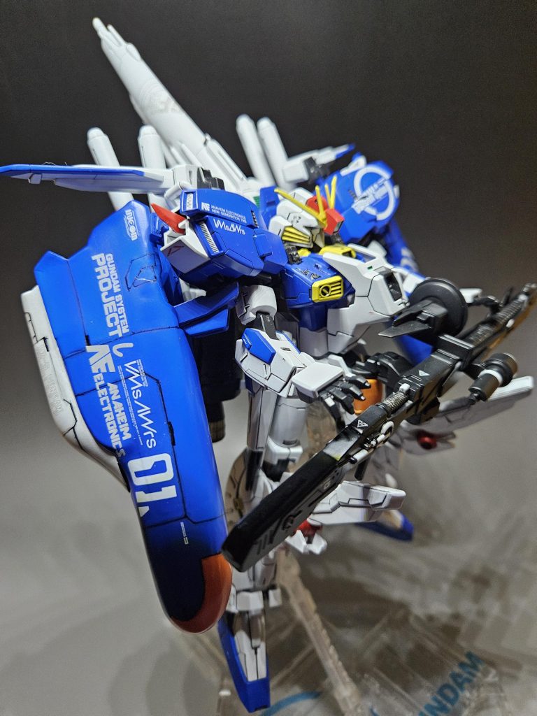 薄いプラ板でやった為、スジ彫りが出来ず線を書いてガンダムマーカーでぼかして、それっぽくしたので粗が凄いです!笑