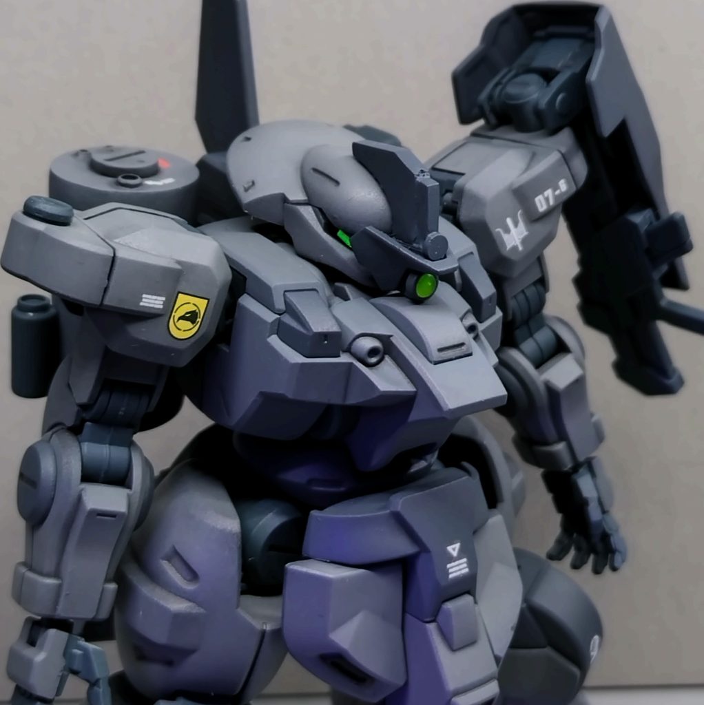 頭部センサ部はプラ板から。元々のカメラがいい具合に隠れて、ツインアイみたいに見えてイイ感じ