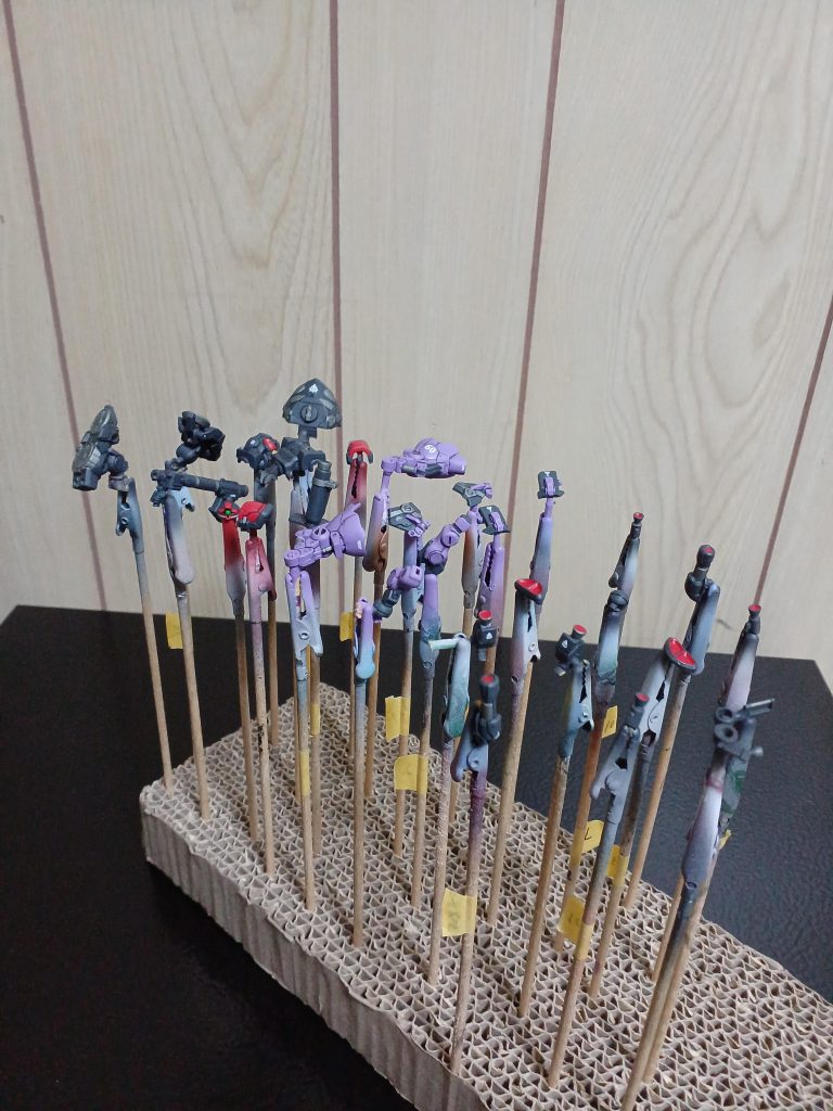 つや消し前です。そういえば、撮影し忘れましたがモノアイは100均にあったネイルのデコパーツに塗料を原液のまま爪楊枝で乗せて乾燥させ、制作しました。ある程度、粘度があると表面張力で半円に綺麗に仕上がりやすい気がします。塗るのではなく塗料を盛ると言った感じなので、ムラにもなりにくいですし。