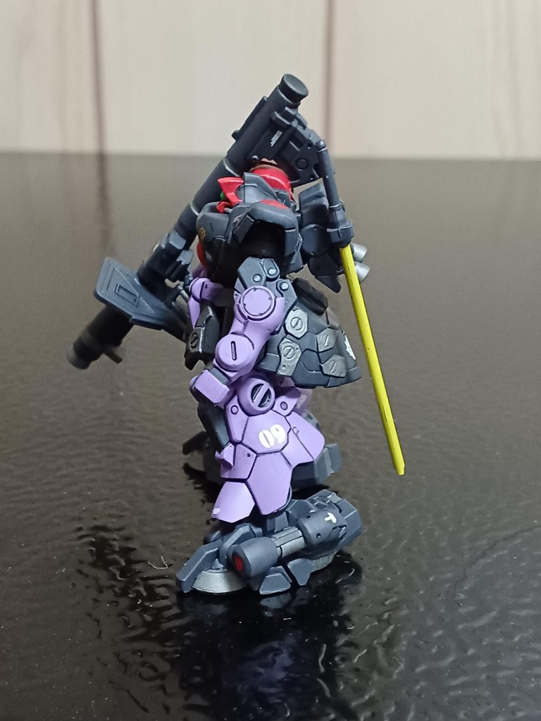 左サイドから。制作途中のつぶやきは、左脚パーツでした!