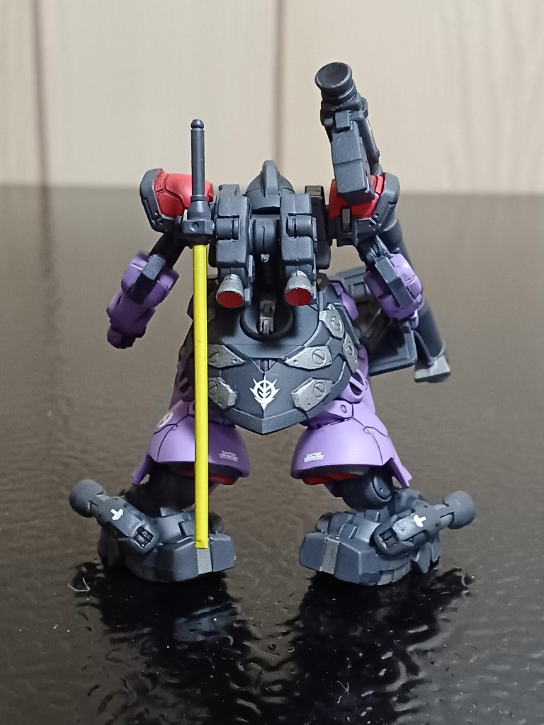 後ろから。ヒート・サーベルがポロっとしやすかったので、接着しました。