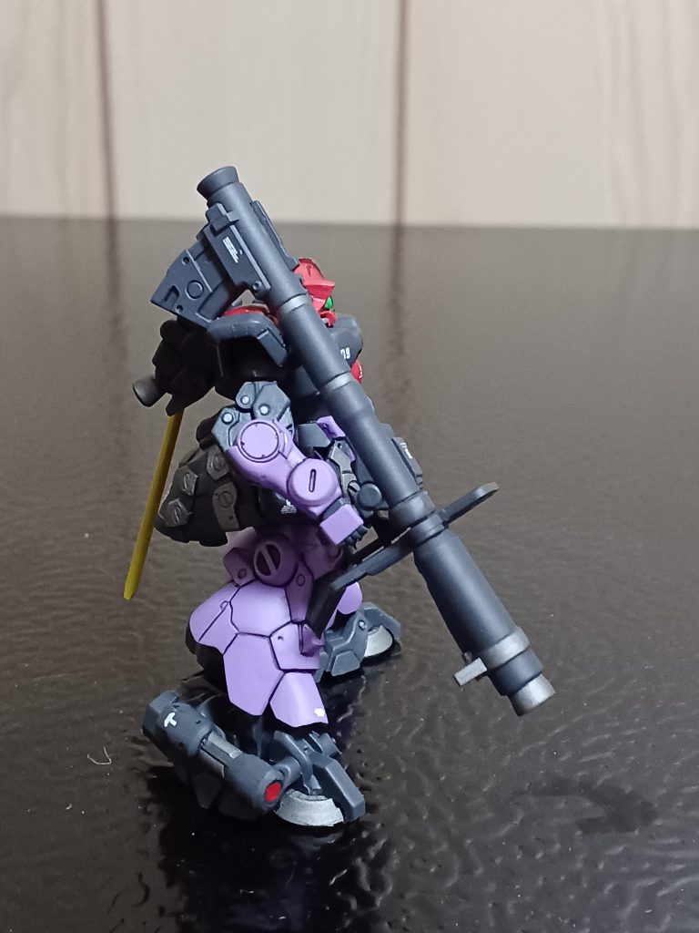 右サイドから。ラケーテン・バズが豪快でいいですね!脚回りのマッシブさとシルエット的にもマッチしてる印象で、かっこいいと思います(gundam-kao6)