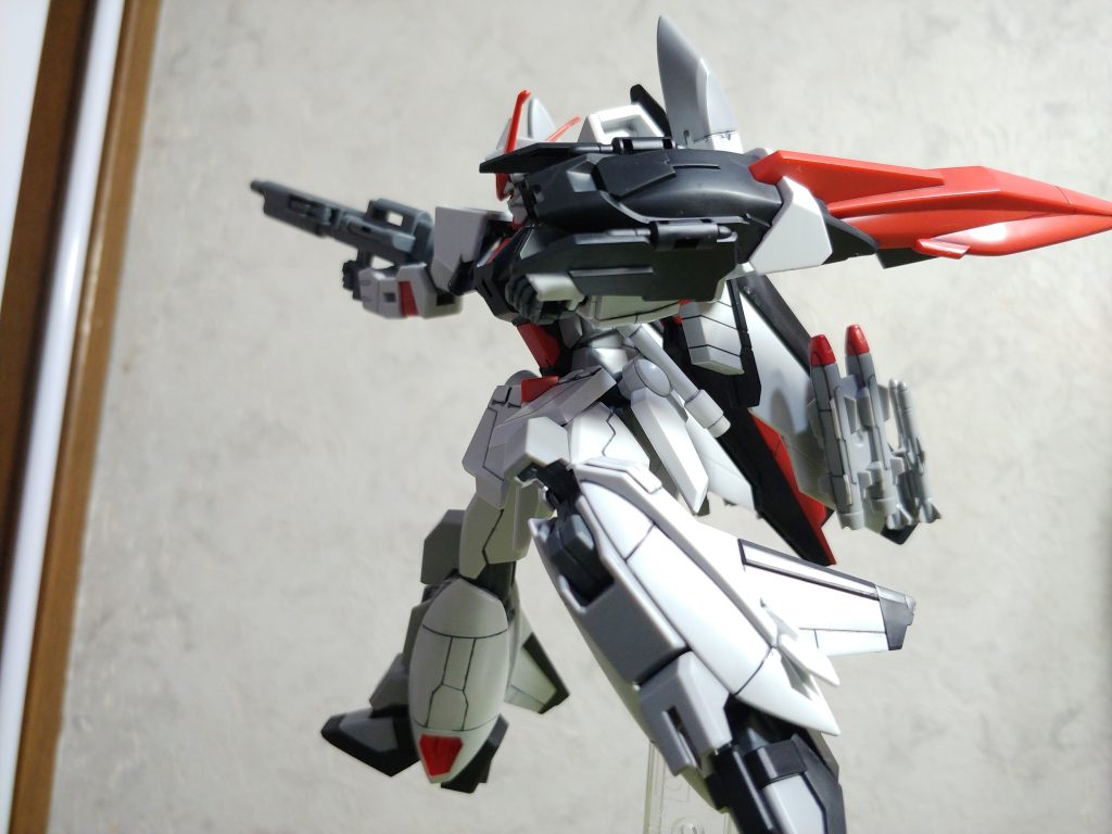 コーションデカール貼りまくれば更に良くなりそうなスッキリした機体…ナルホド、コズミック・イラ世界のジムだわ