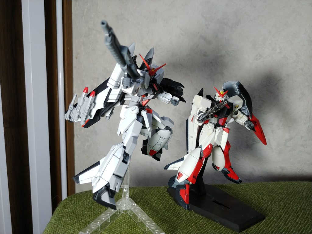 見比べて、初期型はアストレイの面影を残していますね