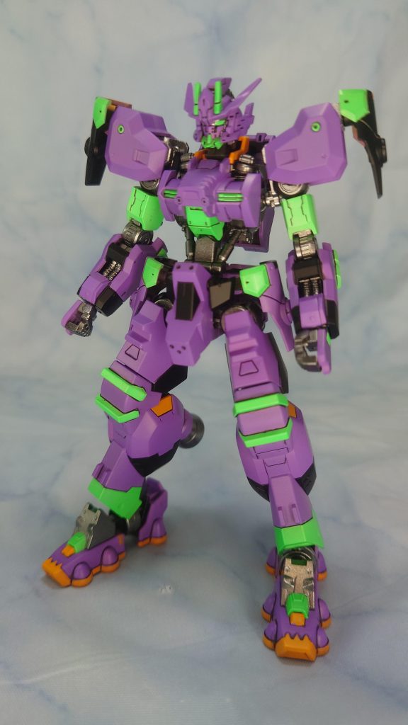 リナシメントを初めて手にしてからニコイチにしようと複数買いしている中で生まれた姿今回のコンセプトは特殊な装備を極力なくし、シンプルだけどカッコいい姿を目指しましたちなみにこの機体を作る過程で生まれたのが前作の変態です