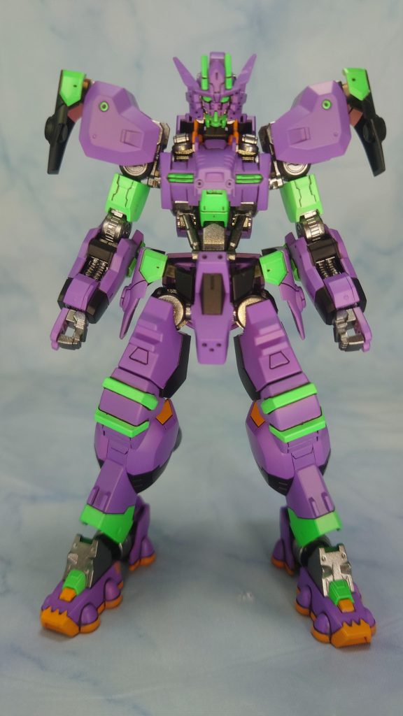 正面。例の変態の塗装しつつ、コイツのカラーはどうしようと悩んでました。そしてパープルの塗装していたら「そっか、コイツはエヴァ初号機だ」と天啓が降りてきましたところどころオリジナルを入れつつ全体的な雰囲気は初号機に寄せてみました