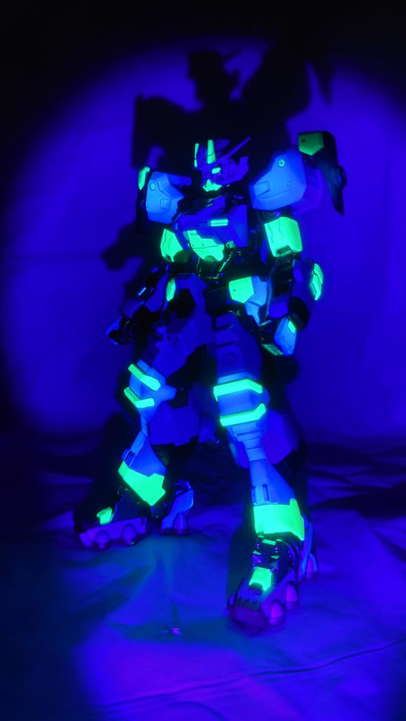 ガイアノーツのエヴァカラー特設ページの作例でグリーン部分が光っているのがカッコいいと思ったので光らせました持ってるブラックライトの照射面積が小さいのと波長の影響で他の部分が意外と見えてしまうのが残念ポイントちなみに今回最大の失敗は塗装順。先にグリーン部分塗ったれと思って塗った結果、マスキングが鬼レベルで難しくなってしまいました。結果、腕と膝部分については塗ってしまったグリーンの上からパープル、その後改めてグリーンを塗りました。更に凡ミスで、腰と肩のアーマーは別配色なのですが、右肩アーマーを右腰アーマーと同じ色に塗ってました。未塗装の左アーマー達を見て愕然としました。すぐに気づけてよかったです