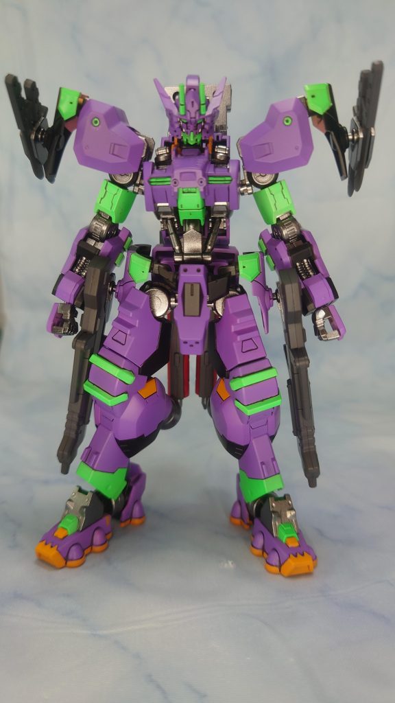 元からナイフは肩に接続する予定で作ってました。その後初号機カラーにしてからこの状態にしたら見事にプログレッシブナイフっぽくなったかとナイフとライフルでより初号機っぽさを出せたと思います