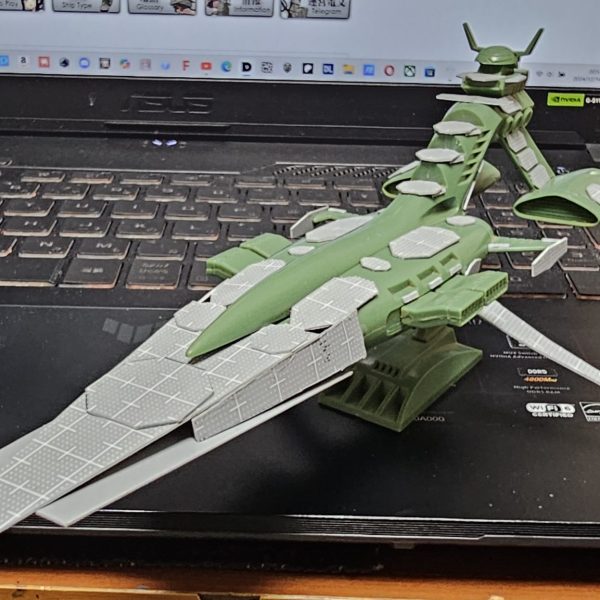 アーティファクトで宇宙戦ジオラマがやりたくなって200円で売ってた組み立て済みのムサイをプラ板でいじくり倒してます。ムサイがMS4機しか乗せられないのが貧弱すぎるので改ムサイ級として対空兵装を付け足し、船首を延長、船尾にMS搭載用コンテナを足してムサイ3隻分のMS搭載艦に仕立てるつもりです。主砲はウォーターラインの軽巡か駆逐艦の主砲に換装する予定です。コンテナラックは左舷側に発艦用の足場を設置したりしてリリーマルレーンっぽくする予定です。（1枚目）