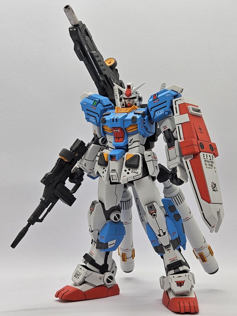 顔が面長でしたので、ビヨンドグローバル版のマスクを移植しイケメンに。フロントアーマーに他の機体とつながるよう、ガンダム4号機、5号機と同じヘリウムコアを移植。サイドアーマーは上下左右に幅増しし、大型化。ももで2ミリ、膝上下、足首、腰に1ミリ、関節部にスペーサーを入れて、計6ミリ延長。膝、肩、胸に金属パーツを取り付け。機体色はオリジナル配色に。