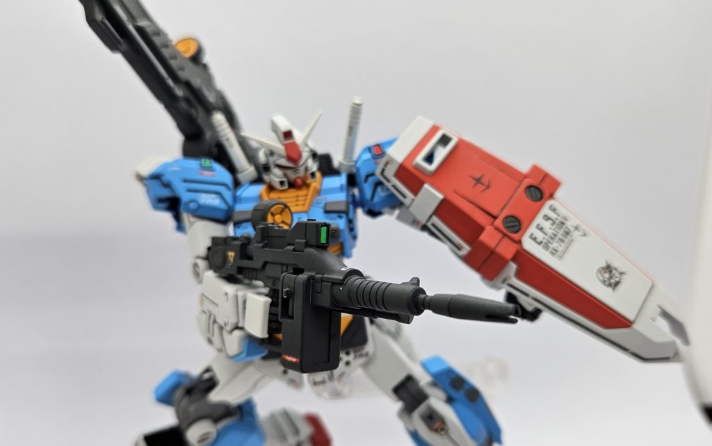 ビームライフルはオリジン版ガンダムから。