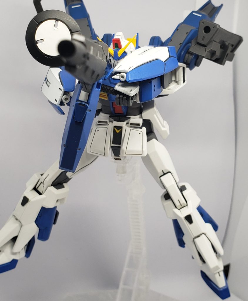 メイン武装のロングビームライフルを構えて。肩間接の改修が効いて、両手持ちもバシッと決まります。古めのHGほど、動くとカッコいいものよ……!