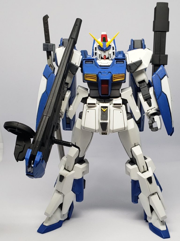 大破したNT-1をXラウンダー専用機に改修した的なコンセプトで作りました。名前は「エヌティーエックス」と読みます。NTXはネティクスじゃないかって?ロマンの分からんやつはぶぶ漬けでも食っとれ!もともとニュータイプ専用機なのをXラウンダーが使うよーにしたもんだから、とにかくピーキーな操作性になった代わりに、距離を選ばず戦える機体となっているとか何とか。首の構造を変更、肩間接をボールジョイント化、腹部を若干延長して可動域を確保。さらに肩アーマーとサイドアーマーをAGE-1、腕をアデル、脚部をAGE-FX、頭部デザインをAGE-3イメージといった具合に、AGE要素強めのカスタマイズをしています。