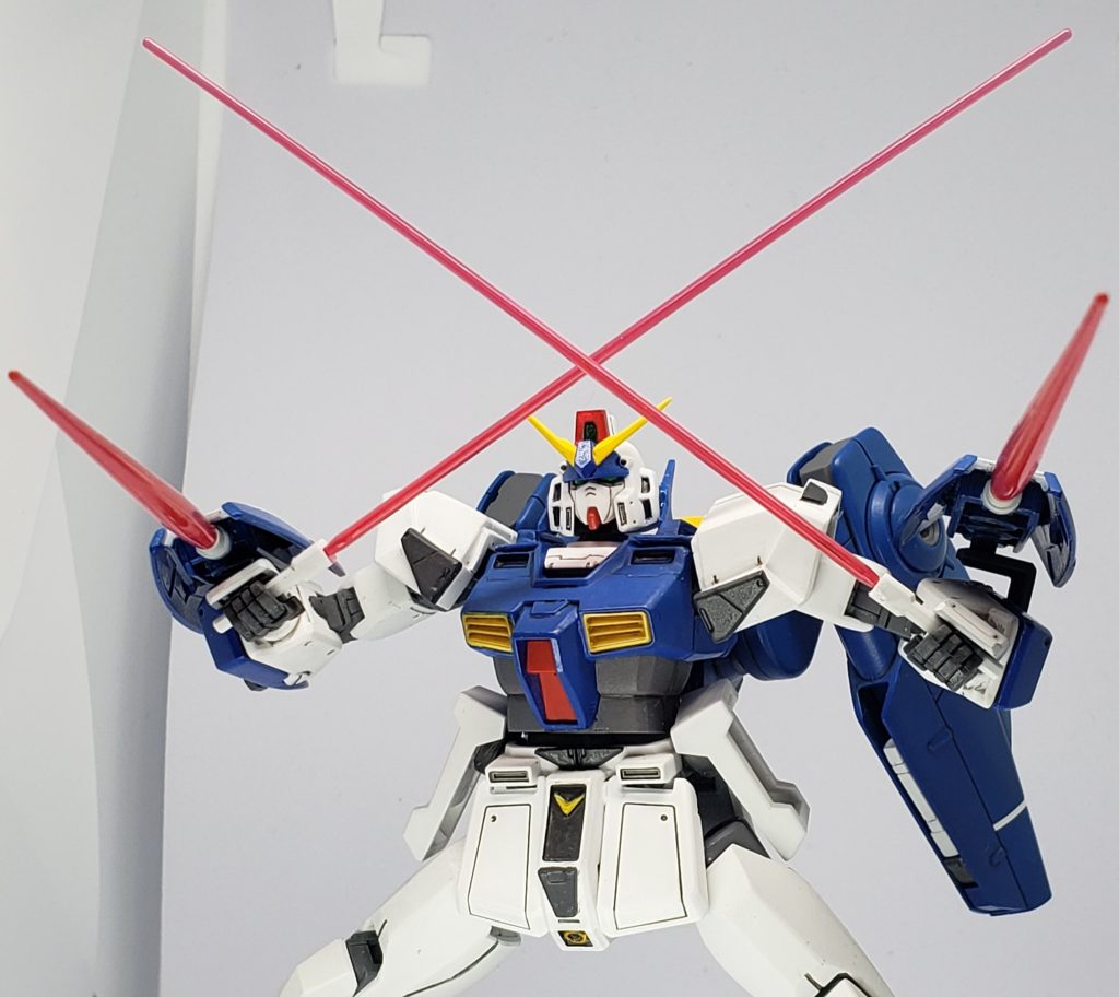 もちろんビームサーベル生成もできるので、近接戦闘も得意。フライトユニットにも柄をセットしているため、思う存分斬りまくることができますぞ。