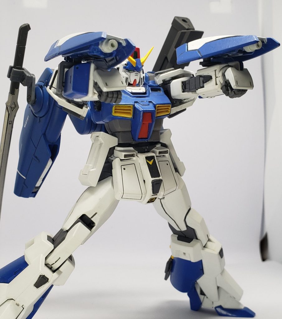 両腕に装備したシールドにはヴェイガン系MSを参考にビームバルカンを仕込んでいます。腕部ガトリング砲も残しているので、後述の射出後も継戦能力に問題はないとゆー設定です。ビームばかりじゃ寂しいぜ。