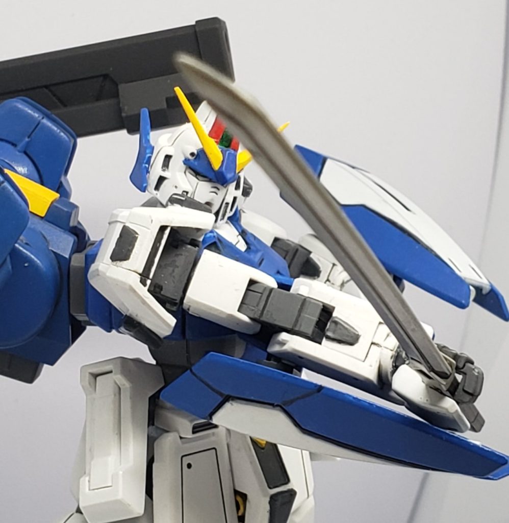 ジャキッ……!ケレン味のあるポーズが決まる決まる。肩アーマーに増設した軸隠しがボディに干渉するので動かしていると塗装がゴリゴリ削れますが、楽しければいいやの精神で作っております(iori_sei)