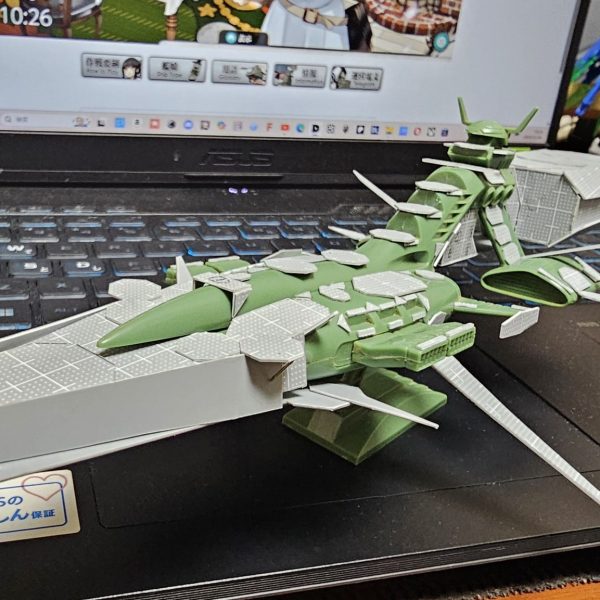 アーティファクトのジオラマ用改ムサイ級これでほぼいじり終わりました。ここからは1/700ウォーターラインシリーズの機銃や主砲を取り付けてディテールアップしていきます。1月中にジオラマ完成するといいな(´・ω・`)（1枚目）