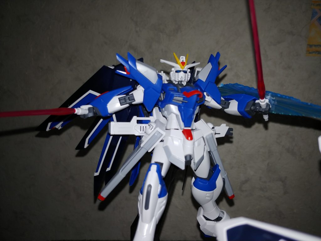 ってな理由で素組無塗装でもこの見栄えまぁよく動くこと。