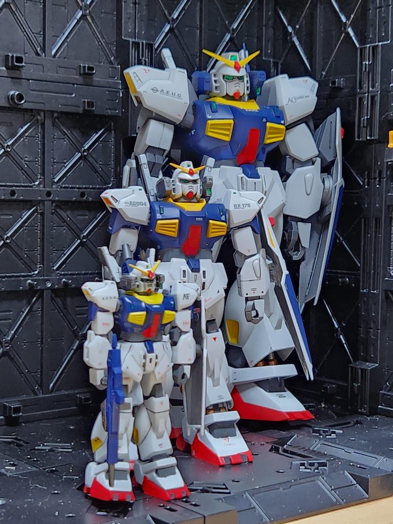 旧キットの大きさ比較です。手前から1/220、1/144、1/100です。ZZのエンディングみたいと思うのは私だけ？(笑)