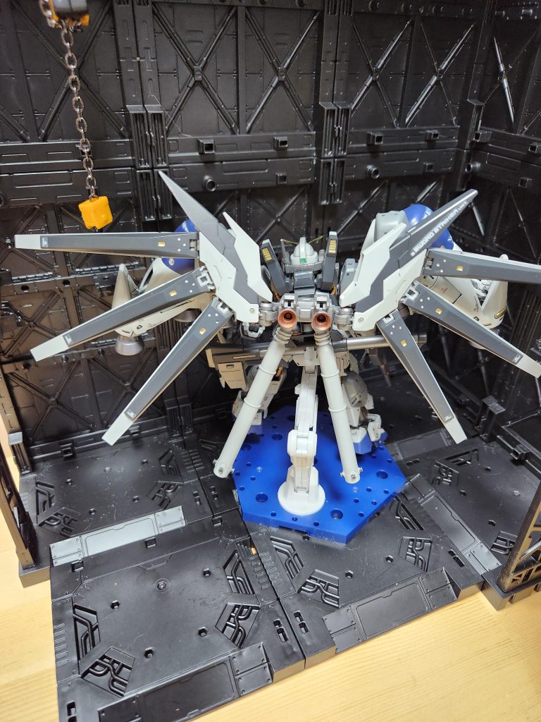 リアにはHI-νガンダムブレイブから流用。