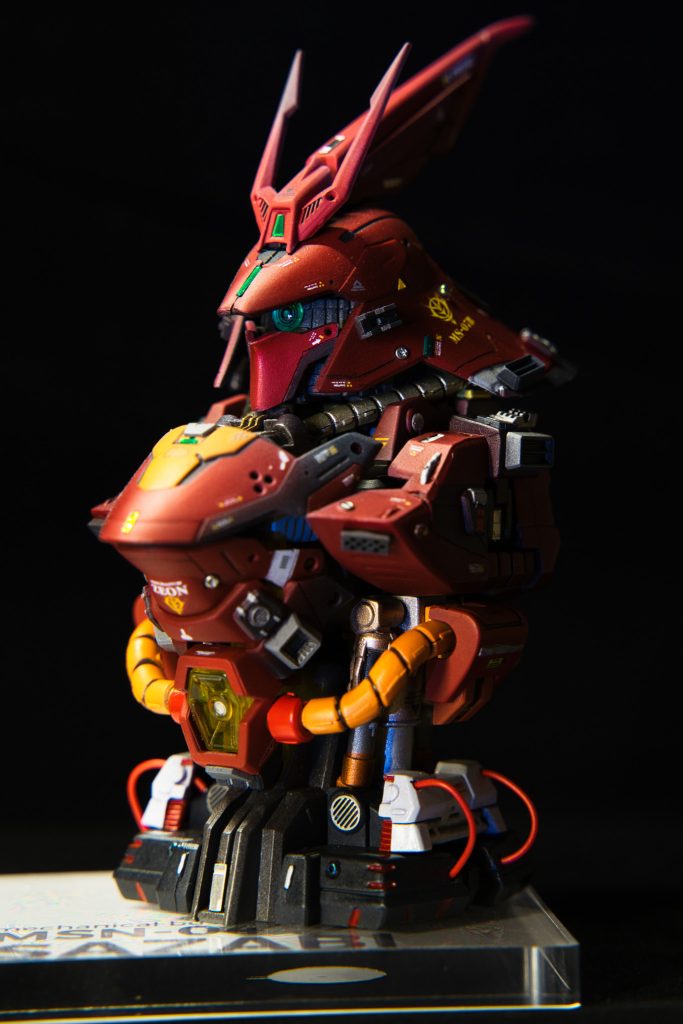 真正面のドアップ迫力あって良いですねーメインカメラは光るんですが、組み上げるときに接触がわるくて接着剤でガチガチにしてしまったせいでスイッチが押せないorz 失敗です