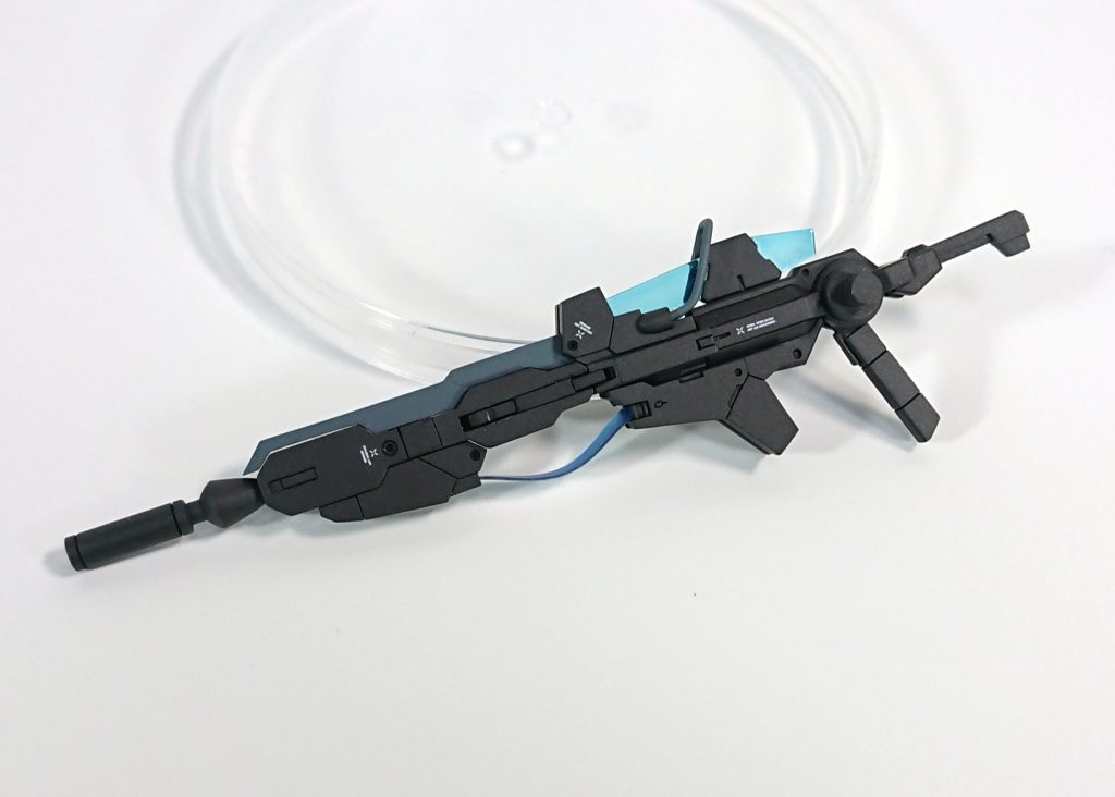 GNDビームライフル基部のみダブルオーのパーツを使用し、新規造形部はフルスクラッチになります。フォアグリップも展開可能。