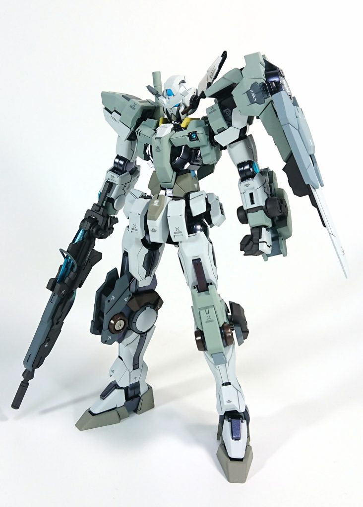 まずはガンダムアストレアⅡのみで。最初は胸部から制作し始めたんですが、制作初期ということもありなかなか綺麗に形が決まらず苦戦しました。以降は簡単に設計図を書いたり、1/144サイズに縮小したメタルビルドの写真を切り取ってプラ板に貼って切り出したりと、制作の型ができて割とやり易くなりました。