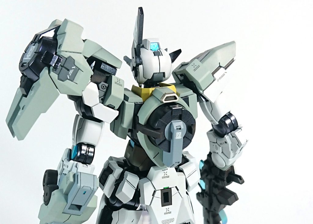 ダブルドライヴ仕様エクシアの背部パーツにケルディムのGNドライヴを加工して接続してます。中央のグレーパーツを外すと3mm穴が使用可能。また、アストレアⅡは最近のHGキット同様の共通2軸規格に改造してあるので簡単に換装できます。