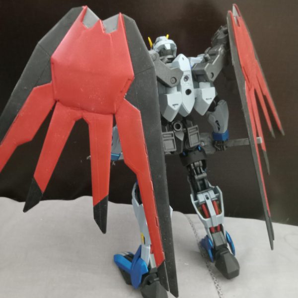 HGCEフリーダムガンダムウイングスを使って作った翼。ハイエンドモデルと組み合わせる計画もある。（3枚目）