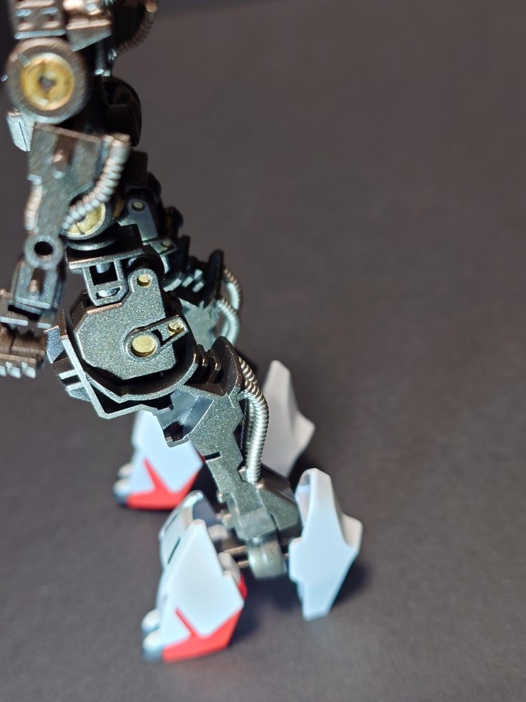 脚部フレームの塗分けについてはパイプ部をチタンシルバー、関節の丸の部分などをチタンゴールドで塗分けています。トップコートに関しては金属感を出したかったので半光沢で仕上げました。