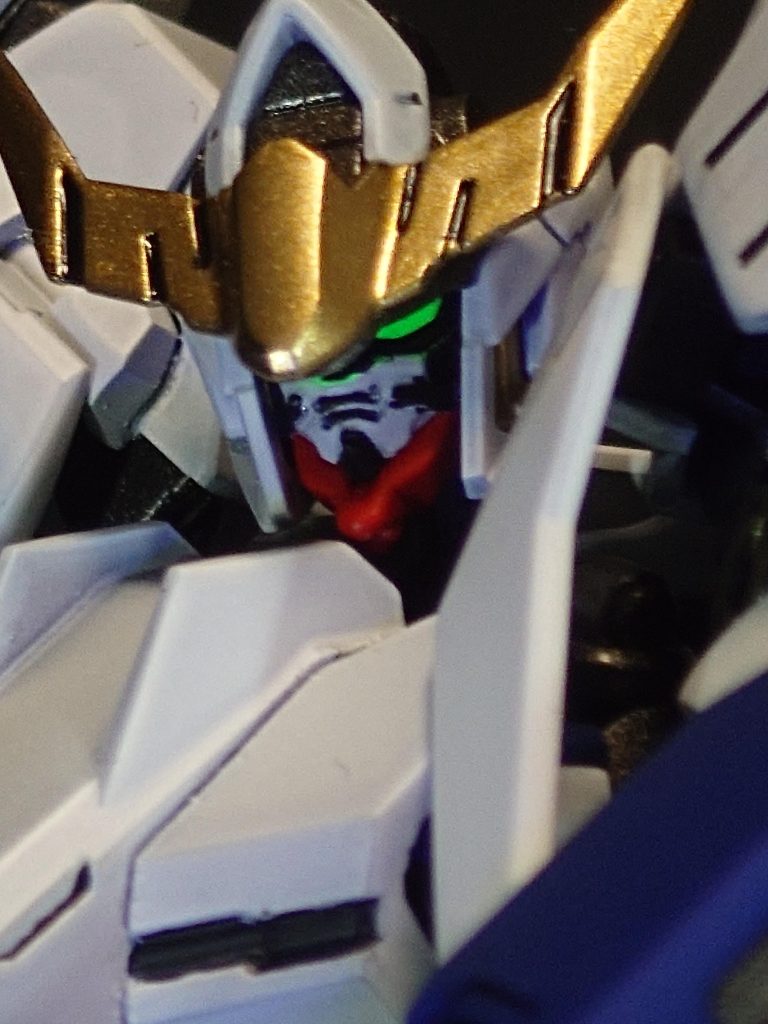 ブラックライトでカメラアイが発光します。少し蛍光グリーンが下にはみ出てますがライトを当てないとわからないのでご容赦を。イエロー部に関してなんですがアクリジョンのゴールドの発色が合いそうでしたのでこの色にしました。（ゴールド部も半光沢仕上げです。）