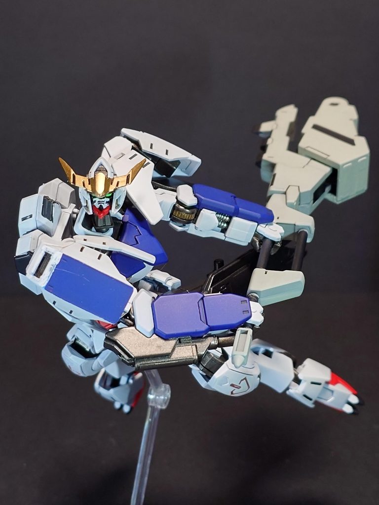 本編でカルタ隊相手に雪原で突撃したシーンを意識しました。もっと上にメイスを上げたかったのですがメイスが重いのと腰の軸が緩いのダブルパンチで維持できませんでした。（笑）個人的な好みですがこの5.5形態ぽい感じの姿が印象に残っています。