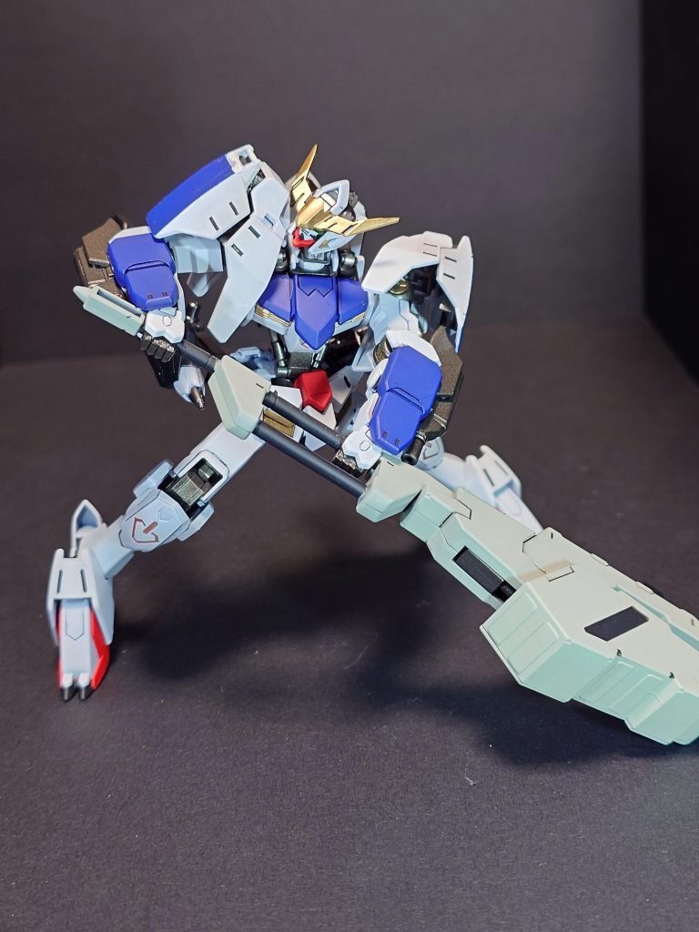 メイスを振り上げる直前をイメージしました。