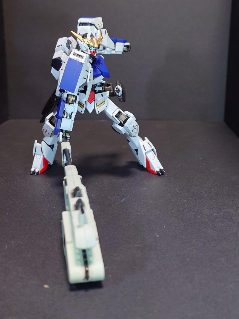 最後はバルバトスといえばのメイス振り下ろしです。ほんとは両手で振り下ろす感じにしたかったんですけど構造的に厳しそうでしたので諦めました（泣）今回は前回のグレイズの反省点を活かして個人的には満足の出来になったと思います。フレームに関してはガンダムフレーム特有なのかHGなのにパイプなどの表現がすごくて塗分けがいがありました。残りの第５形態用のパーツですが塗装自体はしているのでまたいつか使えたらなと思ってます。ご覧いただきありがとうございました。 