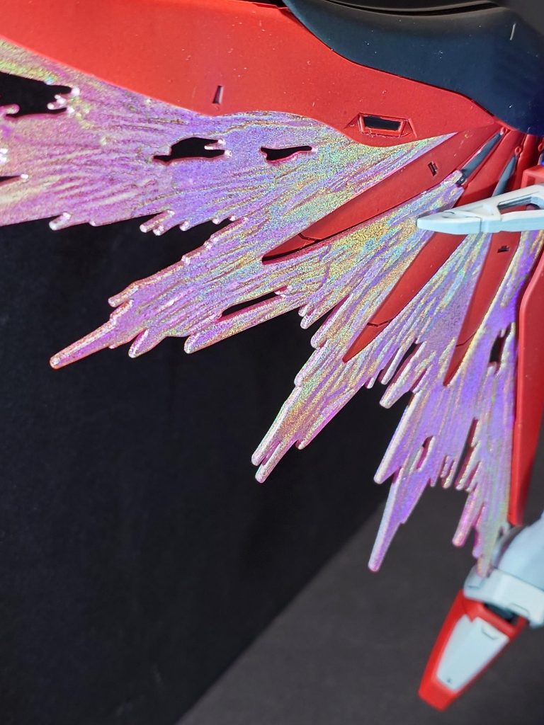 光の翼のエフェクトには根元にガンダムマーカーの月光蝶ホロシルバーを外側にはトランザムホロレッドを使っています。また真ん中あたりで重なるようにして簡単なグラデーションぽくしています。(あんまりわかりずらいですけど)