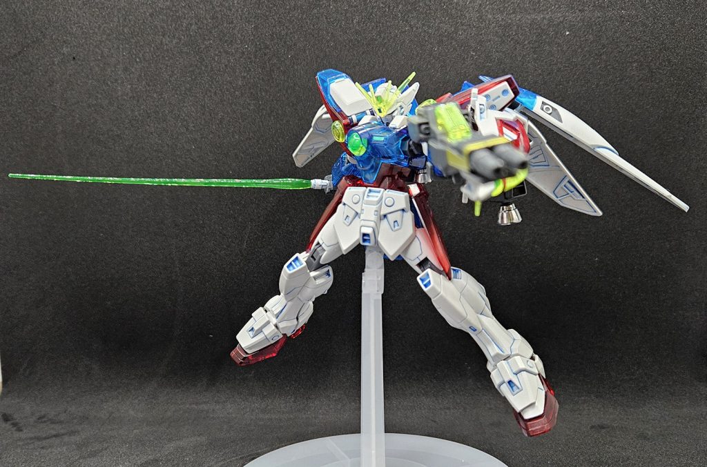 HGACウイングみたいに手持ちじゃなくてシールドは腕にマウントするからビームサーベルとツインバスターライフルを同時装備できるポーズはEXFBの機体選択画面のアレのつもり