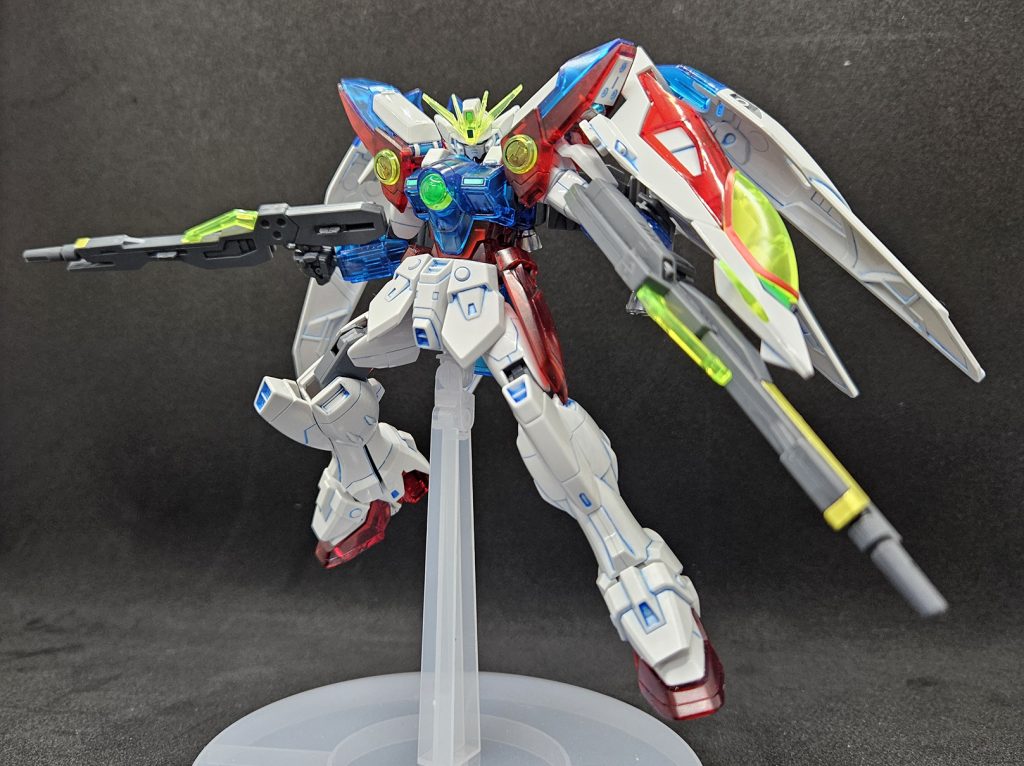 写真では確認しにくいが、ホワイトにもグロス素材が使われている模様このキットは特殊カラーだから塗装も合わせ目消しもしませんシールはそのまま使いますスラスター系だけはメッキシルバーで塗りました昔作った通常版キットとの差別化としてホワイトパーツの墨入れは蛍光ブルーにしました