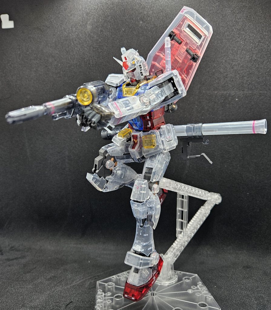 それ以外にもクリアキットだからか、プラの柔軟性が少々低くて破損しやすい感じMGを組み立てるのにこんなにも力がいるのは想定外だ破損箇所はいくつかあるが誤魔化した