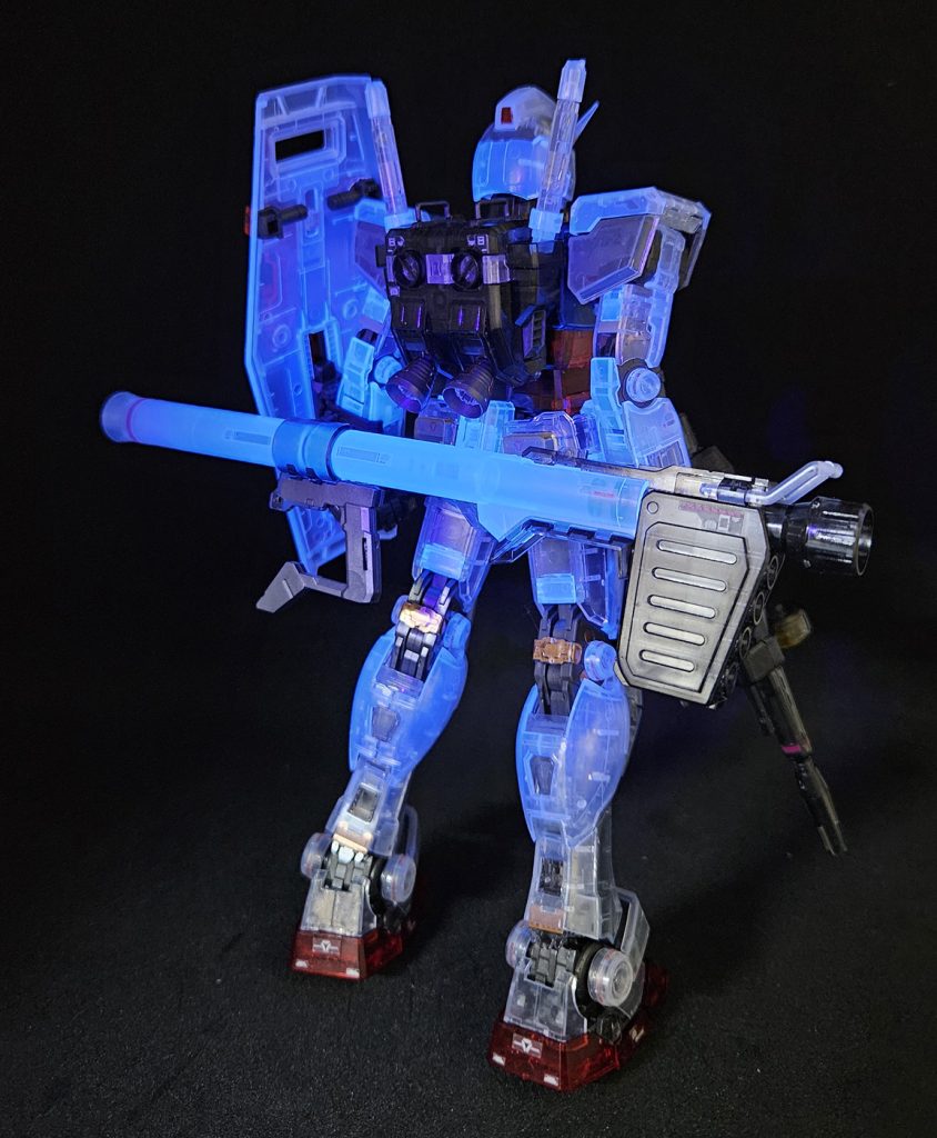 UVライト・後ろバックパックの上の二つの［ が嫌いです折れやすいから……だってさぁ、このMGの構造では肩が少々外れ易くてねそれを調整するために大体バックパックの方を掴むんだよそして気づいたらこいつらが折れてたわけいっそ切り取ろうかなーと思ってる