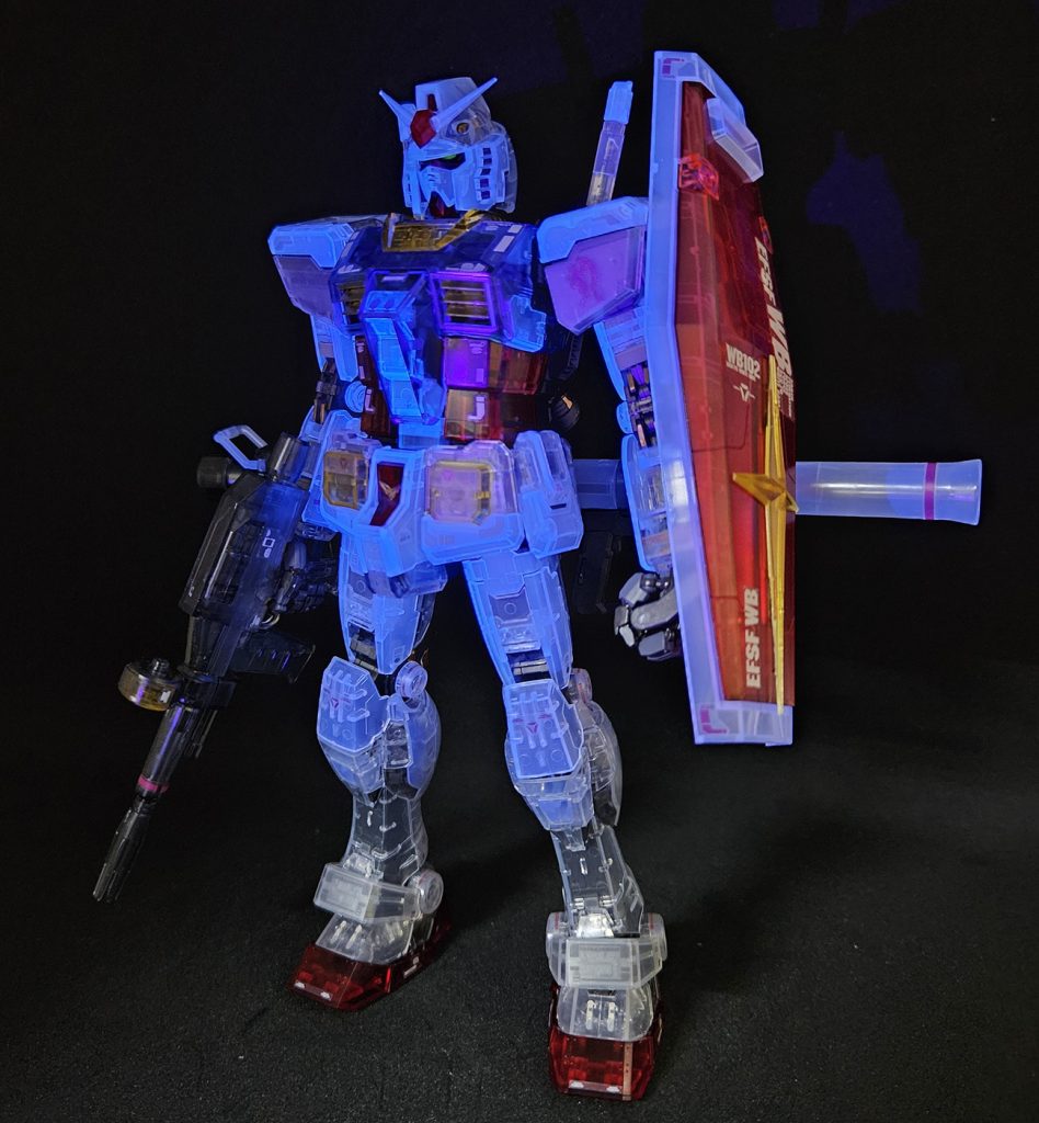 いったんガンプラの話に戻すね今時のクリアキットは蛍光素材入ってるのが多い印象だがこのキットでは濁ってる方のホワイトと明るい方のブルーにだけ蛍光素材が使われた模様