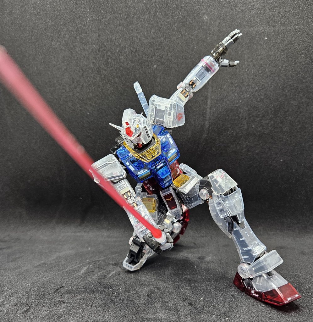 「逃がすものかー」のつもりだったがよく考えたら左右逆だったそれでこの子だけで3晩かかりました、と残った時間でイモータルジャスティスも作りました初日に買ってあった30MSのボディパーツは作る時間がなかったし、箱も小さいのでそのままスーツケースの中へ……最終日にさらに3箱追加したんだが(gundam-kao5)