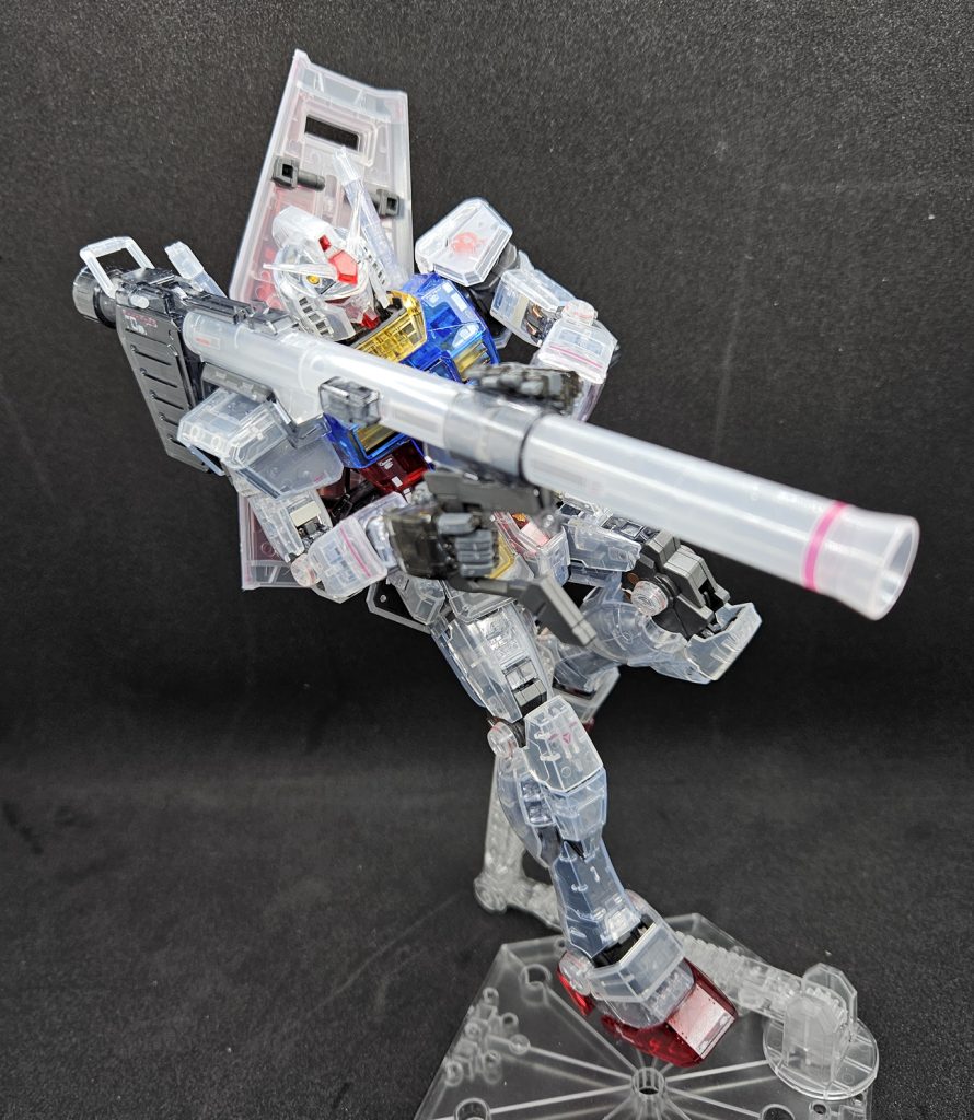 このキットの不満点というと前述の外れ易い肩の構造前述の折れやすいバックパックの［別売のLEDユニットを入れる前提となっているような設計ツインアイに色はなく、シールにも色がついてない普通なら改造や塗装でいくらでもカバーできるんだけど今回はクリアキットだからしません墨入れだってもしパーツの裏側に色着いたら嫌なんだからやりませんツインアイだけは塗装しました 