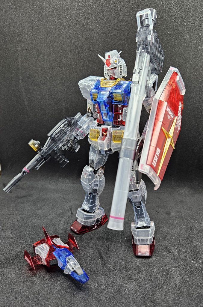 最終決戦の時のガンダムを再現するならコアファイターを入れた方が正解でしょうがプラモの展示としてならコアファイターを出した方が正解なはずだ最終回の脱出シーンも再現したいけどそれはガンダムの足を折る必要があってこのキットの構造上はそう簡単にできないので断念しました