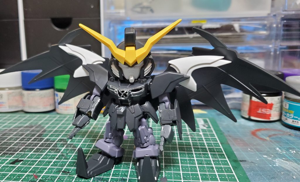 腕組みの際に邪魔になる突起やエッジを大胆にカット。見えなくなるので良いのです。