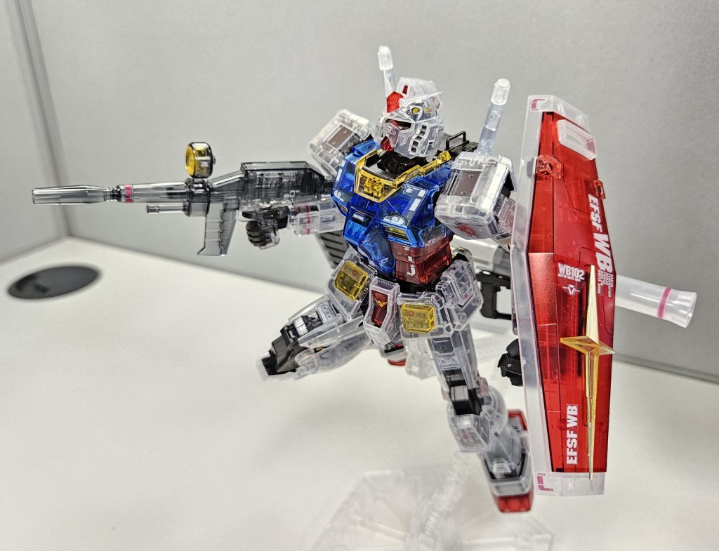 そして、今日（というかもう昨日）から職場に飾りましたいやぁ職場ガンプラは楽しいぞ？盆栽飾る人いるし、ぬいぐるみ置いてる人もいるし、ポスターたくさん貼ってるやつもいるし、何なら仕事机にビール缶の山がある人もいるそれならガンプラだっていいだろう？俺はもう3年くらい仕事の場にガンプラ飾ってきたよ